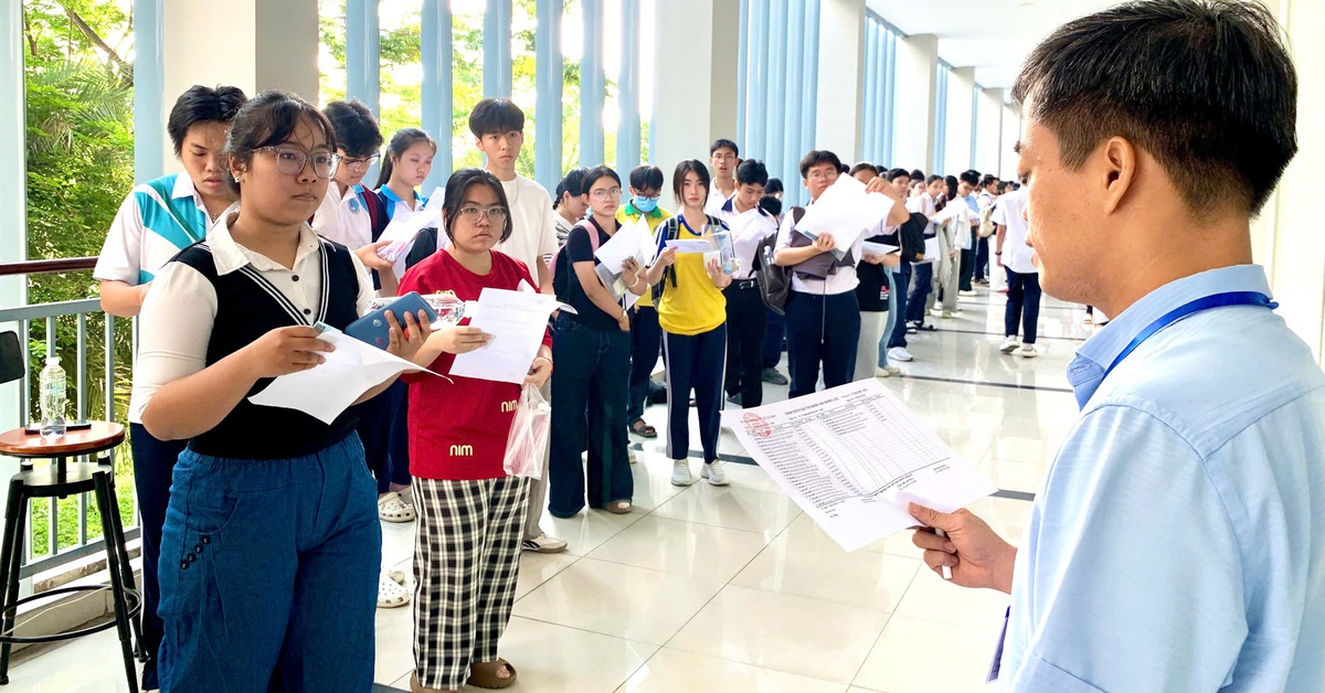 Thí sinh dự thi đánh giá năng lực ĐHQG TP.HCM đông kỷ lục, phụ huynh được tư vấn ngay điểm thi