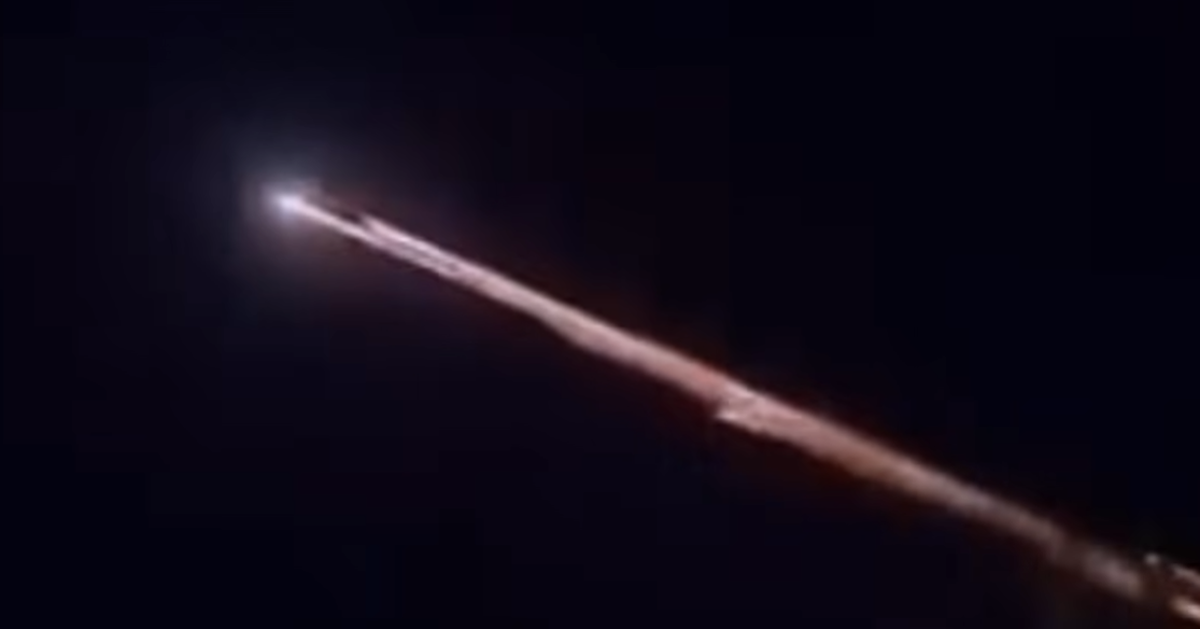 Vật thể phát sáng bí ẩn trên trời Indonesia gây xôn xao