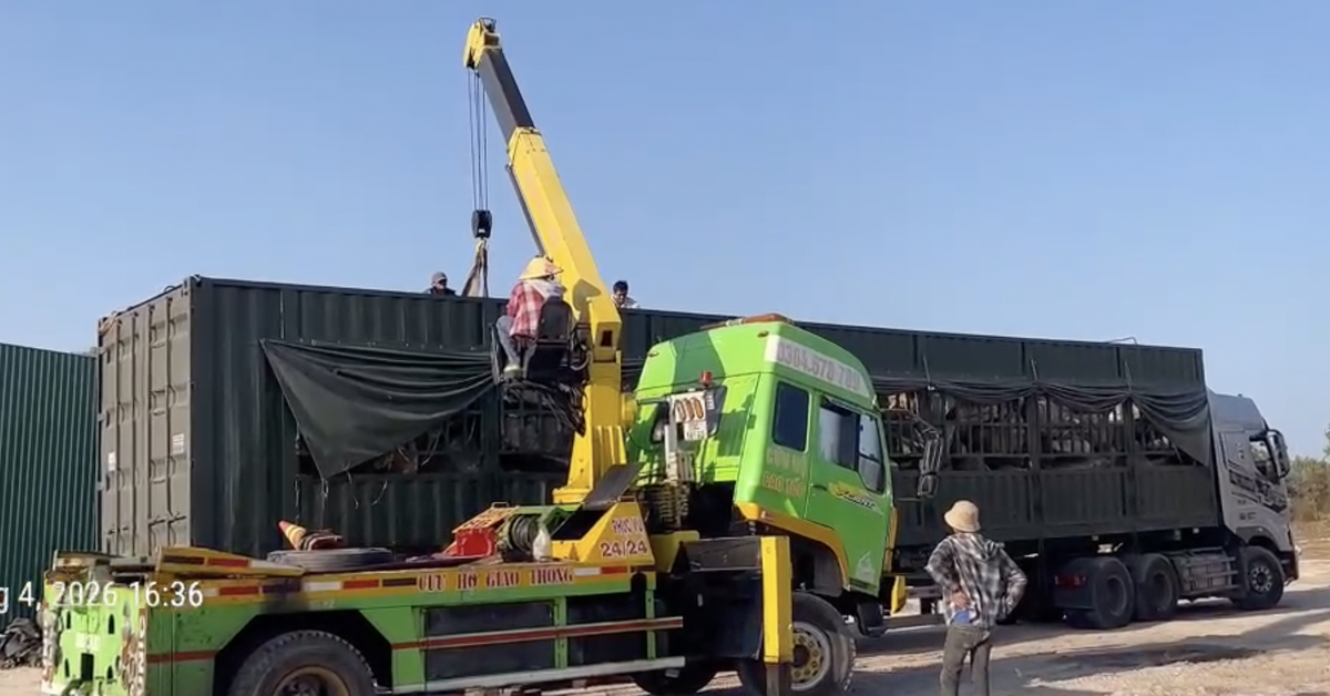 Xe đầu kéo chở hàng quá tải 126% chạy trên cao tốc