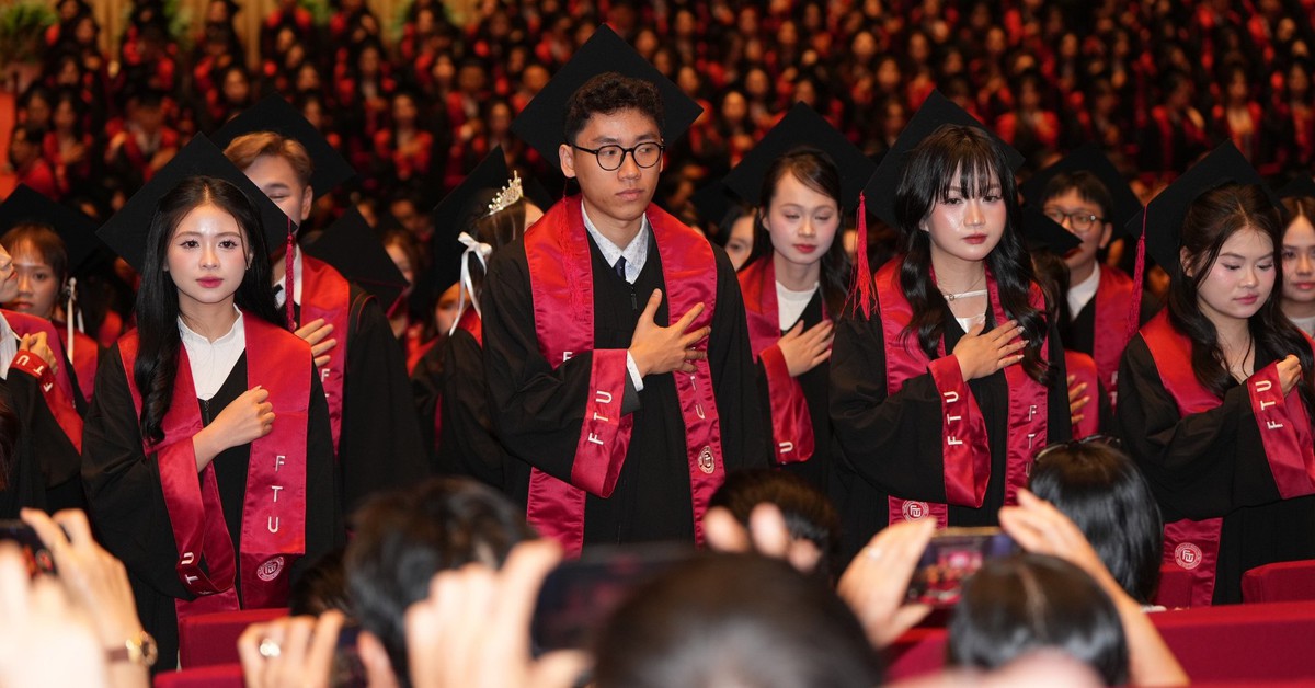 Hơn 1.200 tân cử nhân Ngoại thương đồng loạt cúi đầu tri ân cha mẹ trong ngày tốt nghiệp