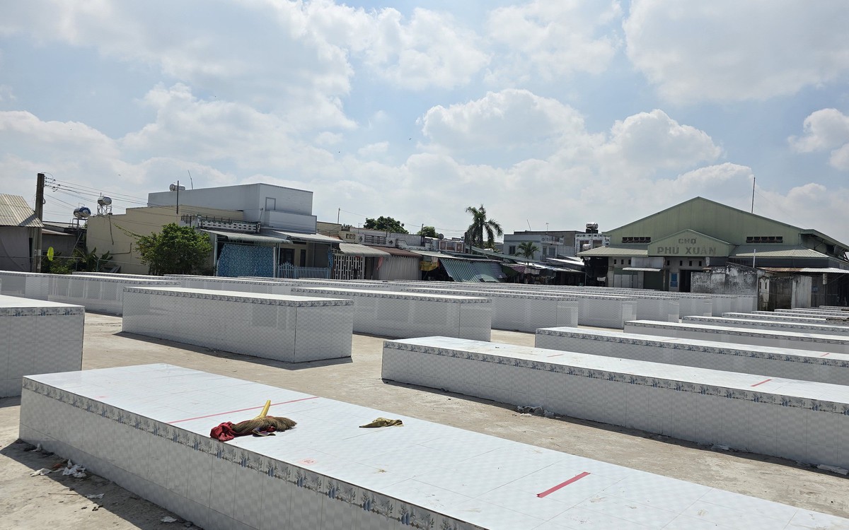 Chợ Phú Xuân nâng cấp hơn 2,8 tỉ đồng nhưng tiểu thương vẫn bán lề đường