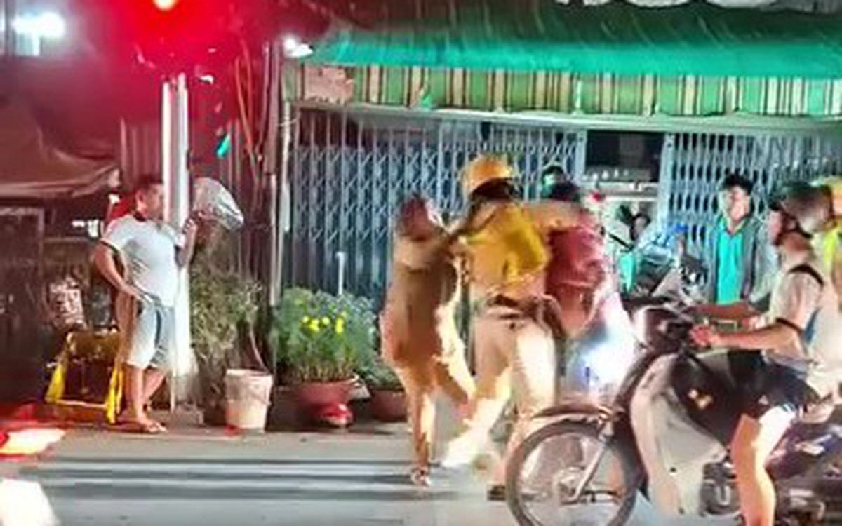 Làm rõ clip nhóm người cản trở cảnh sát giao thông kiểm tra nồng độ cồn ở chợ Hưng Long