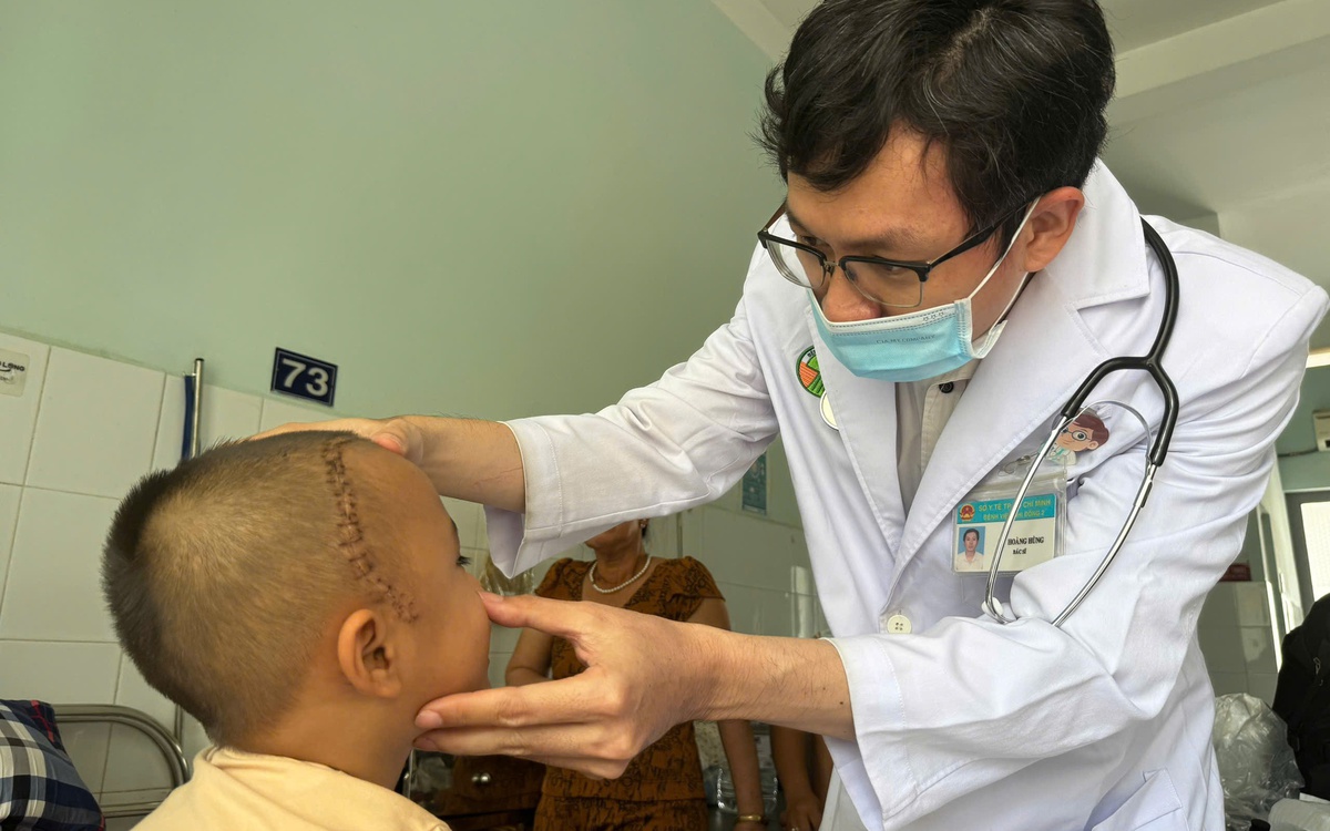 Bé trai 4 tuổi bị viên bi sắt găm vào hố sọ do nghịch ná bắn chim