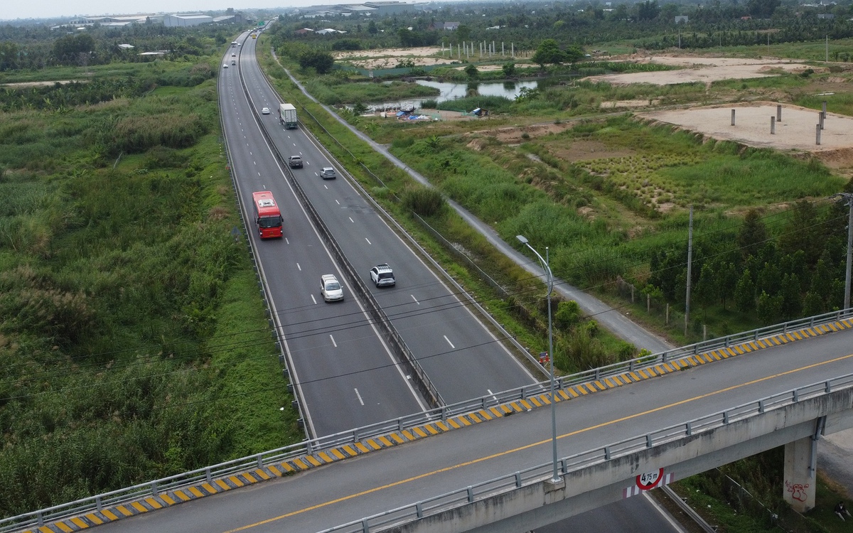 Vì sao trạm dừng nghỉ trên cao tốc về miền Tây làm mãi không xong?