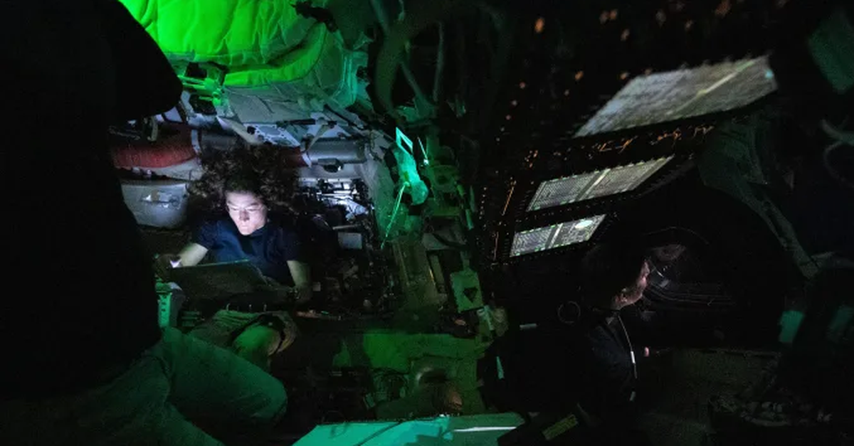 Vì sao Artemis II mất liên lạc với Trái đất 40 phút khi bay qua Mặt trăng?