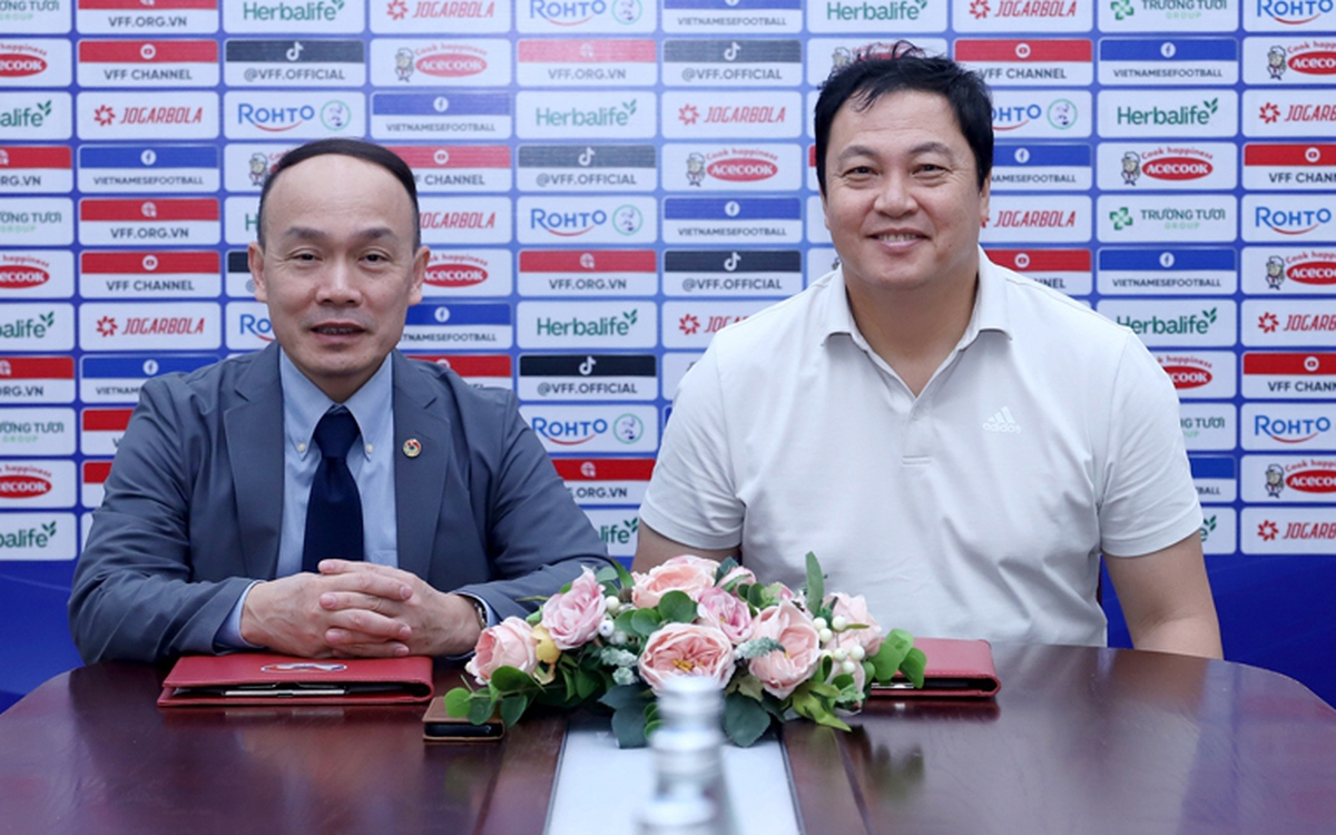 VFF gia hạn hợp đồng với trợ lý HLV Kim Sang Sik