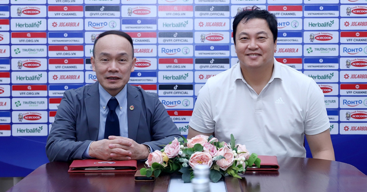 VFF gia hạn hợp đồng với trợ lý HLV Kim Sang Sik