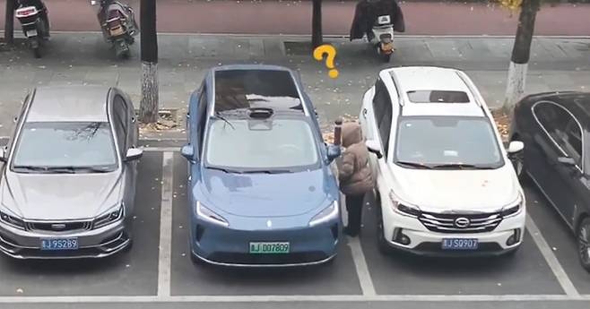 Bị chắn đường khi lùi vào chỗ đỗ, tài xế dùng chiêu gây ngỡ ngàng