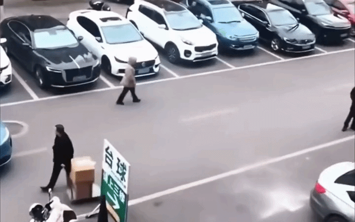 Bị chắn đường khi lùi vào chỗ đỗ, tài xế dùng chiêu gây ngỡ ngàng