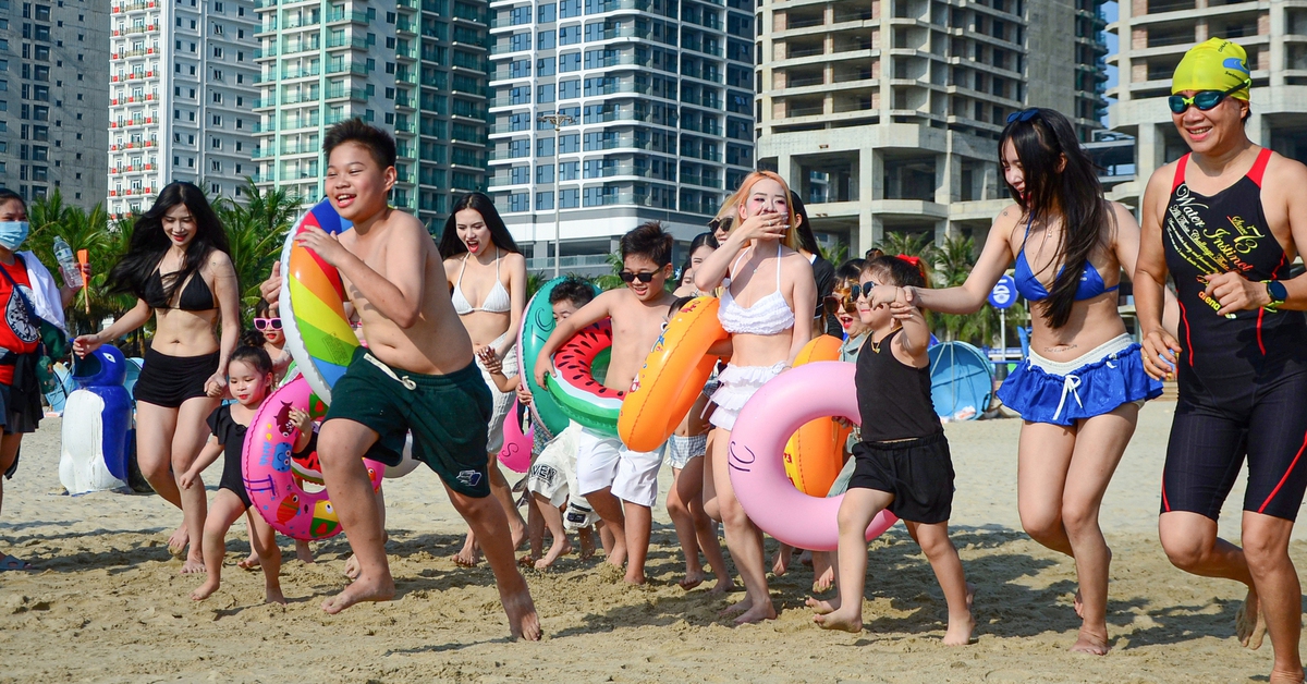Nắng gắt đầu hè, hàng ngàn người đến 'bãi biển đẹp nhất hành tinh' giải nhiệt