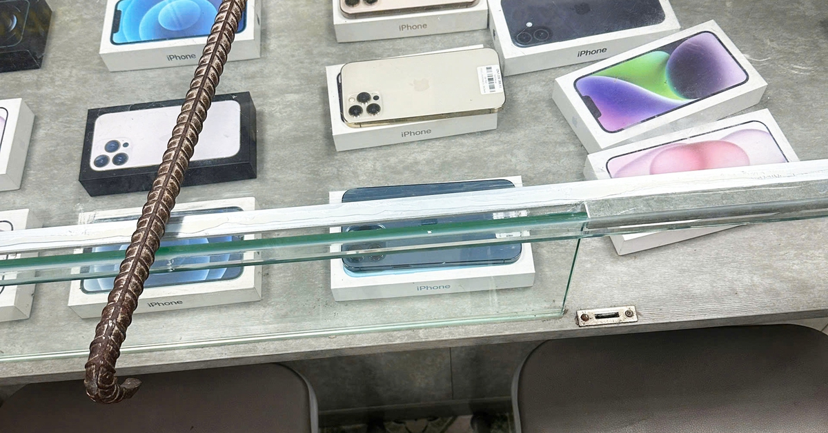 Nhóm thiếu niên dùng xà beng phá khóa cửa hàng điện thoại trộm 5 chiếc iPhone