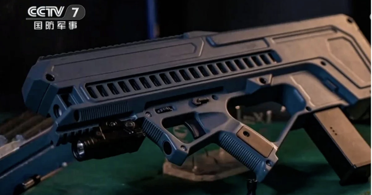 Trung Quốc ra mắt súng điện từ cầm tay bắn tới 2.000 viên/phút, không khói, không vỏ đạn