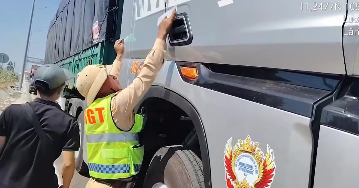 Cảnh sát giao thông tăng cường xử lý xe 'chở hàng vượt quá chiều cao' trên cao tốc