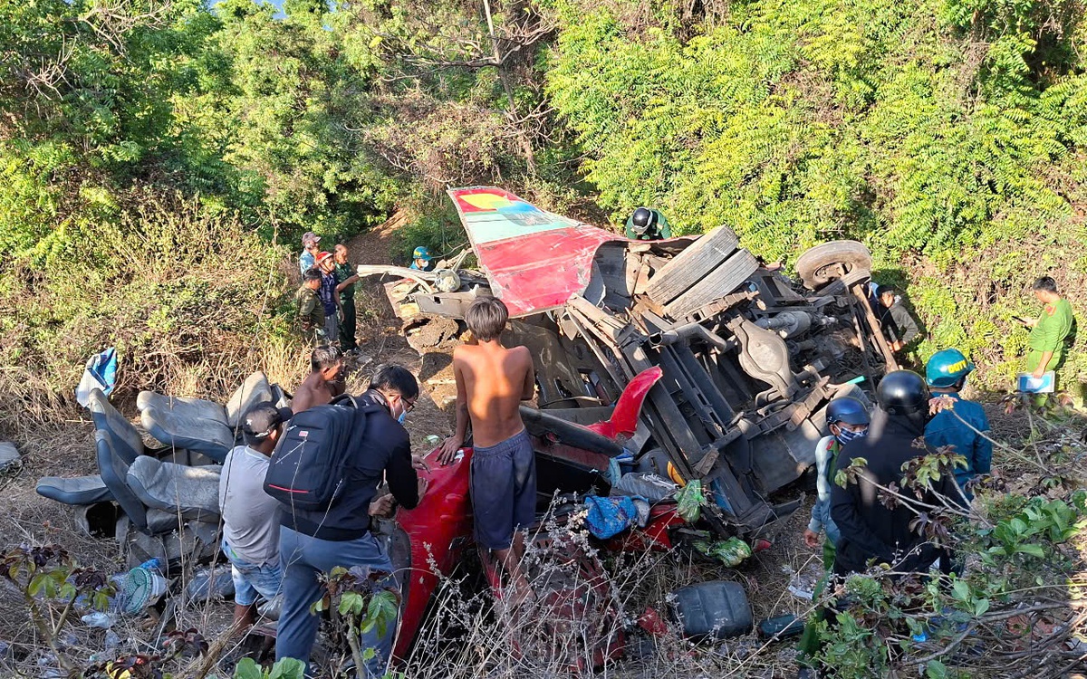 Xe khách chở nhiều thợ lặn gặp nạn ở Bình Thuận, 4 người chết tại chỗ, 12 người bị thương