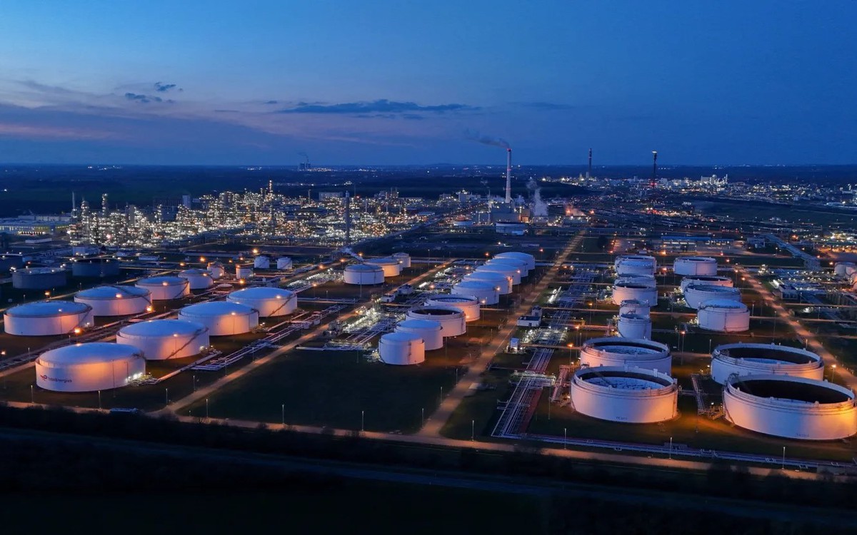 Giá dầu lại vọt lên 116 USD/thùng khi ông Trump tiếp tục dọa tấn công Iran