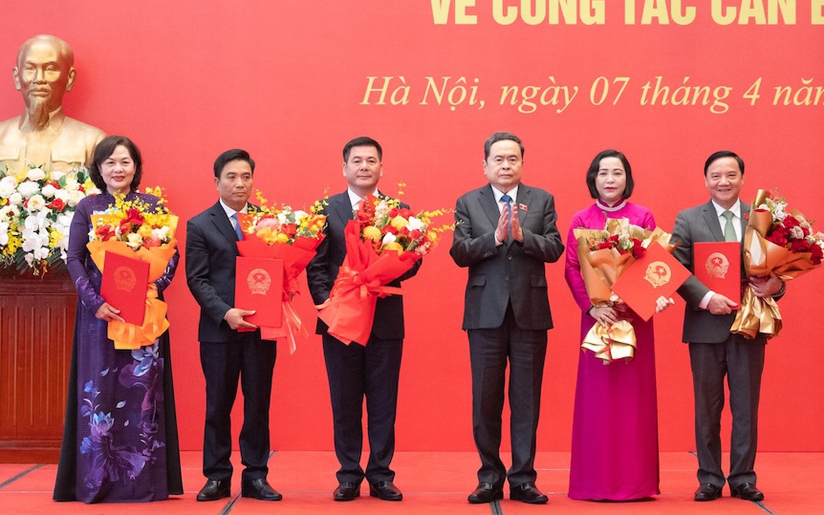 Chủ tịch Quốc hội trao các nghị quyết của Quốc hội, Ủy ban Thường vụ Quốc hội về công tác cán bộ