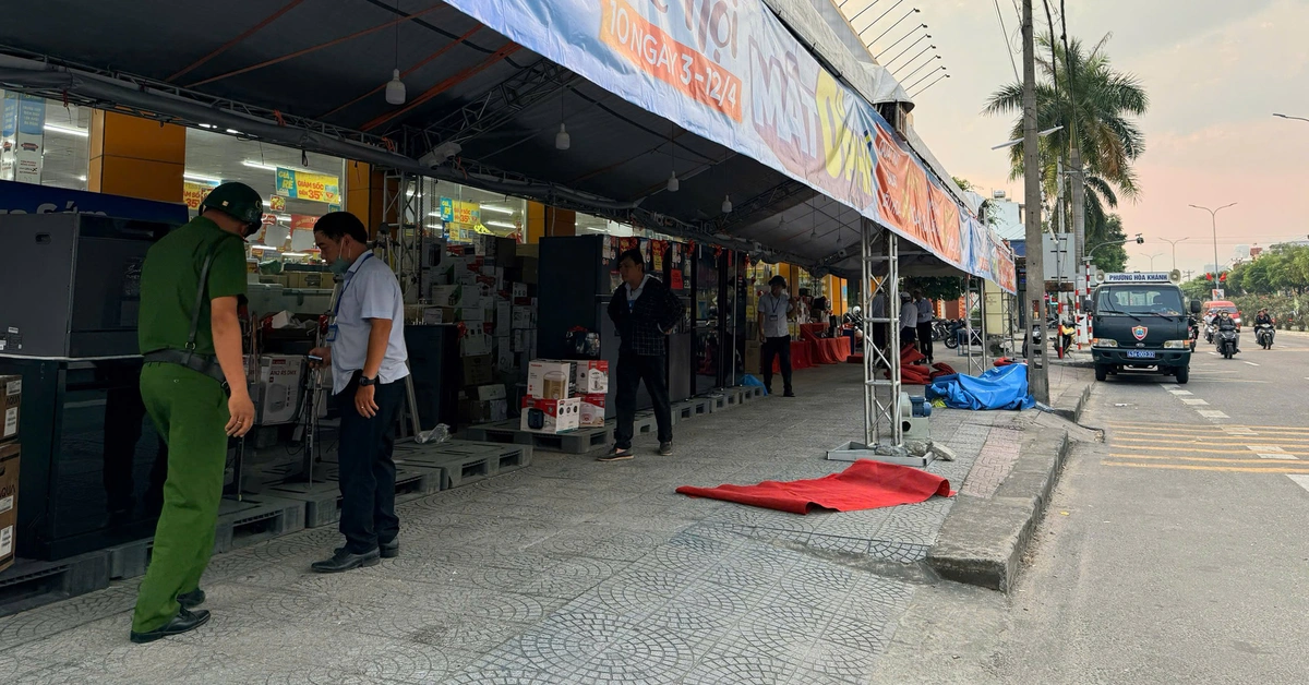 Dựng rạp, rào dây làm nơi buôn bán trên vỉa hè: Tuổi Trẻ vừa đăng, phường xử lý ngay