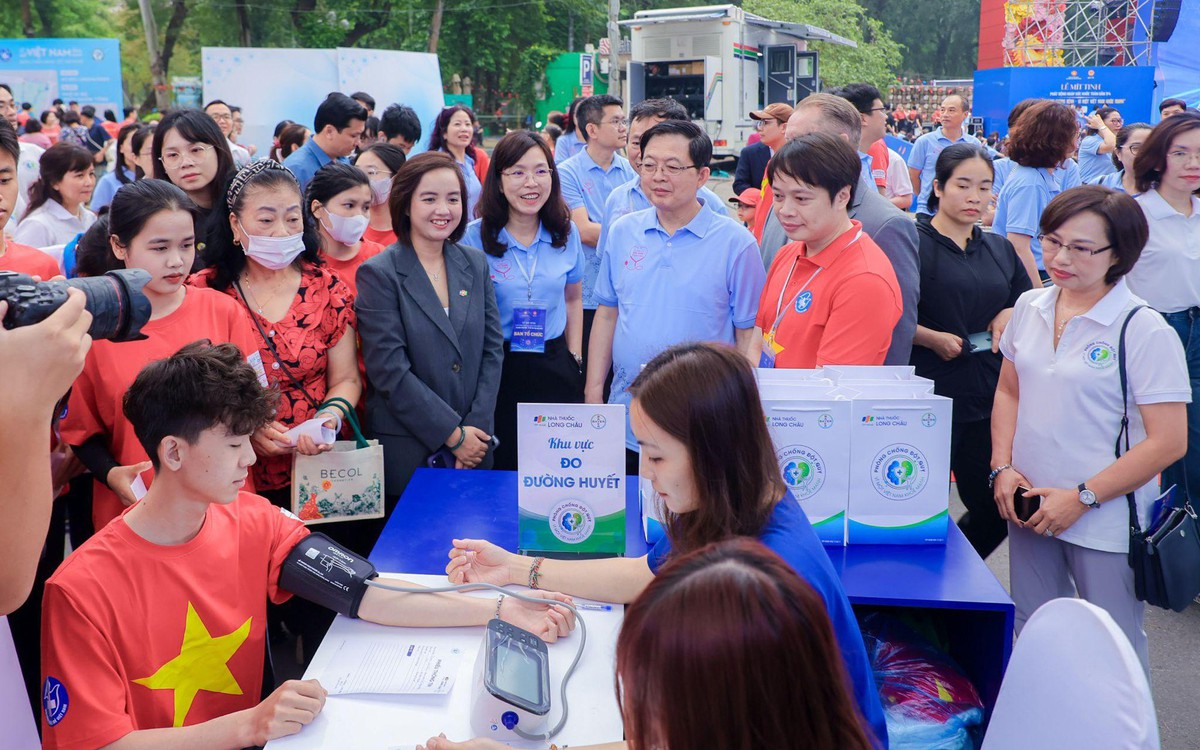 Đột quỵ cần tầm soát sớm: Long Châu, Bayer hưởng ứng Ngày Sức khỏe toàn dân