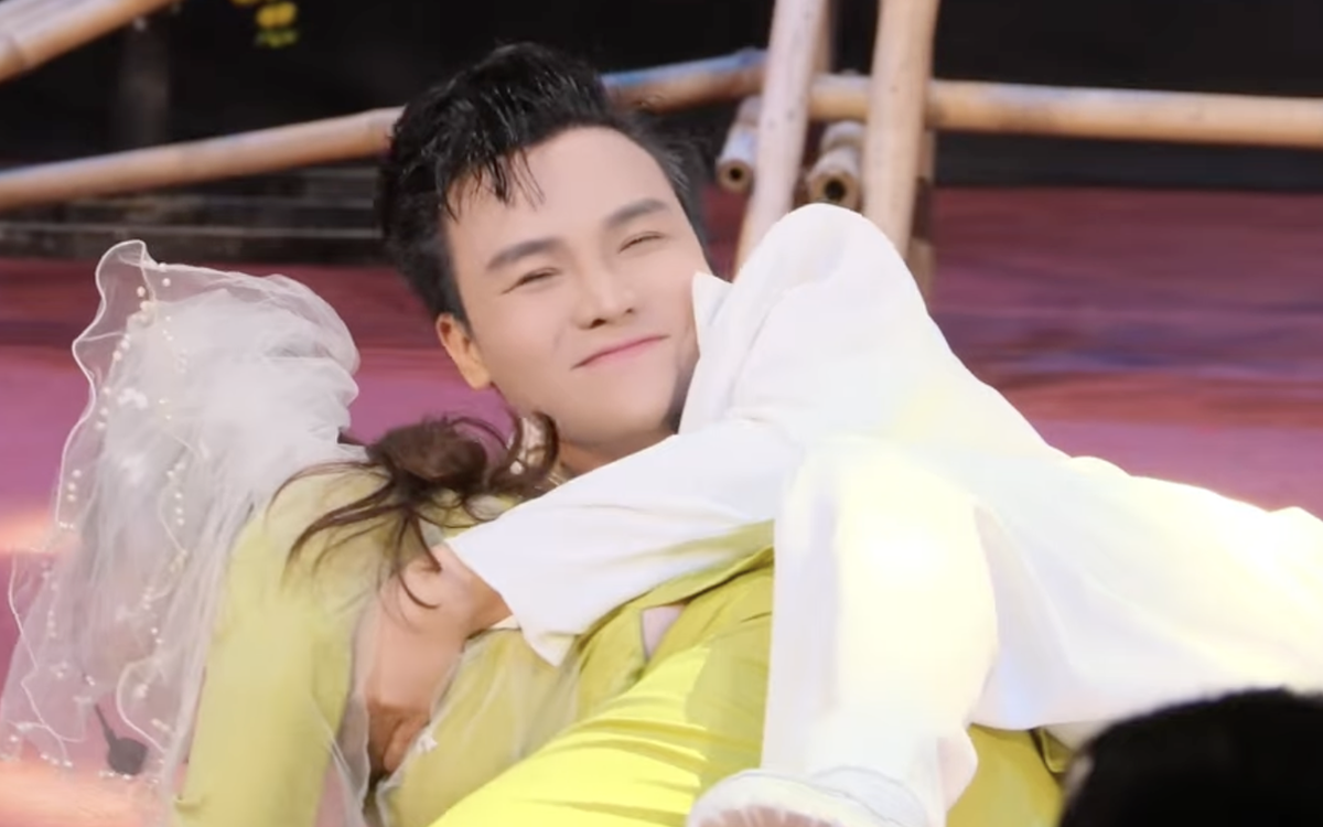 Sau ồn ào diễn chui Mê Linh biệt khúc, tiết mục khác của Bùm Bum lại gây tranh cãi