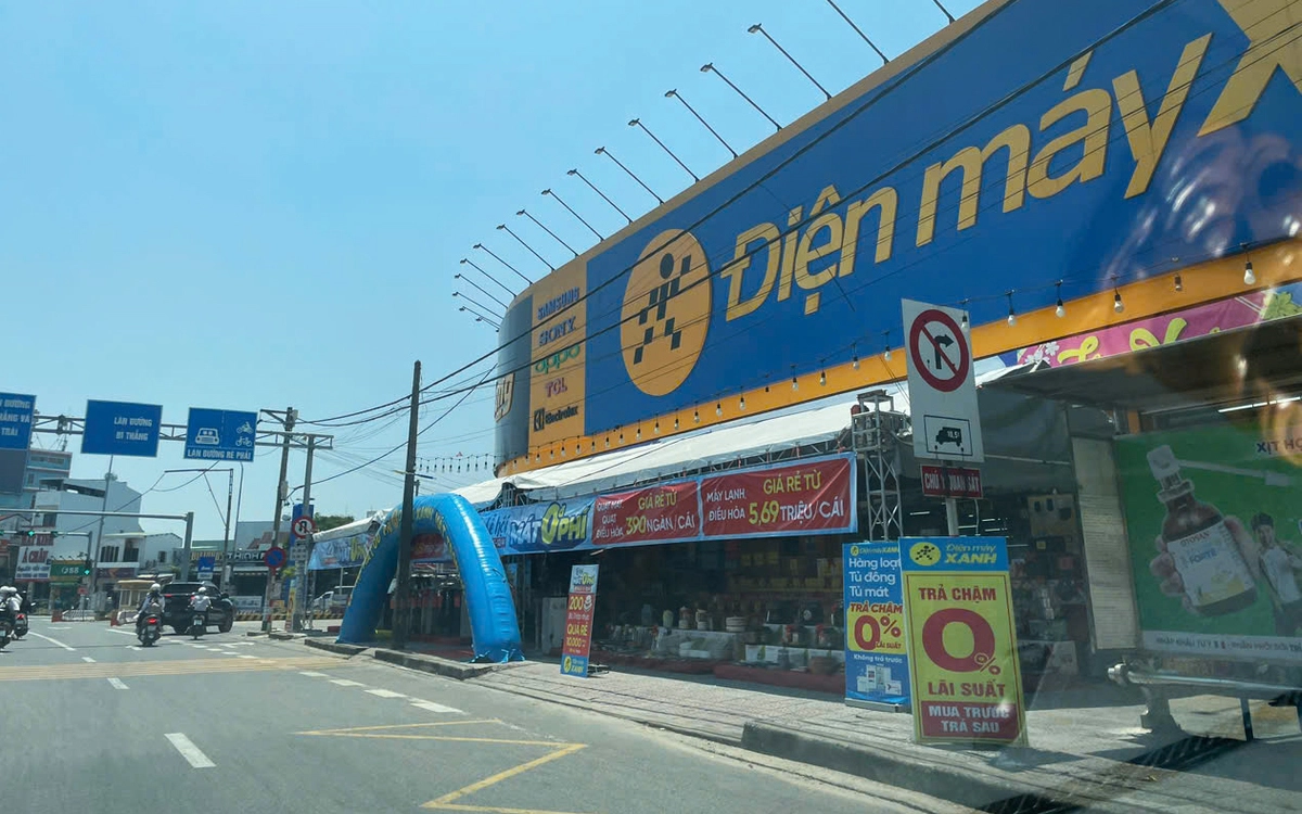 Dựng cả khung rạp trên vỉa hè Đà Nẵng để bày biện hàng hóa, căng dây làm chỗ để xe