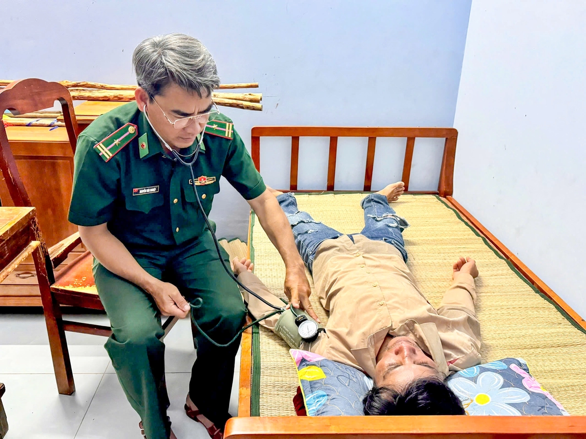 Cà Mau: Ứng cứu kịp thời hai thuyền viên trôi dạt trên biển