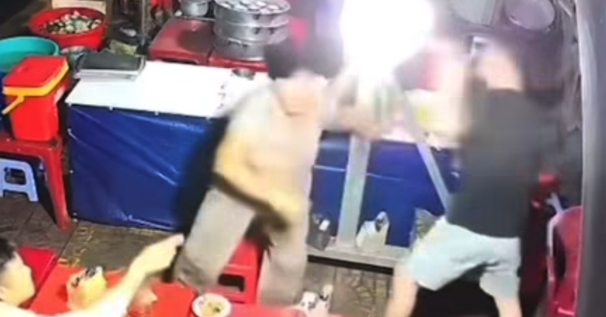 Công an vào cuộc vụ 1 thanh niên đánh, mắng cụ già trong quán bánh bèo