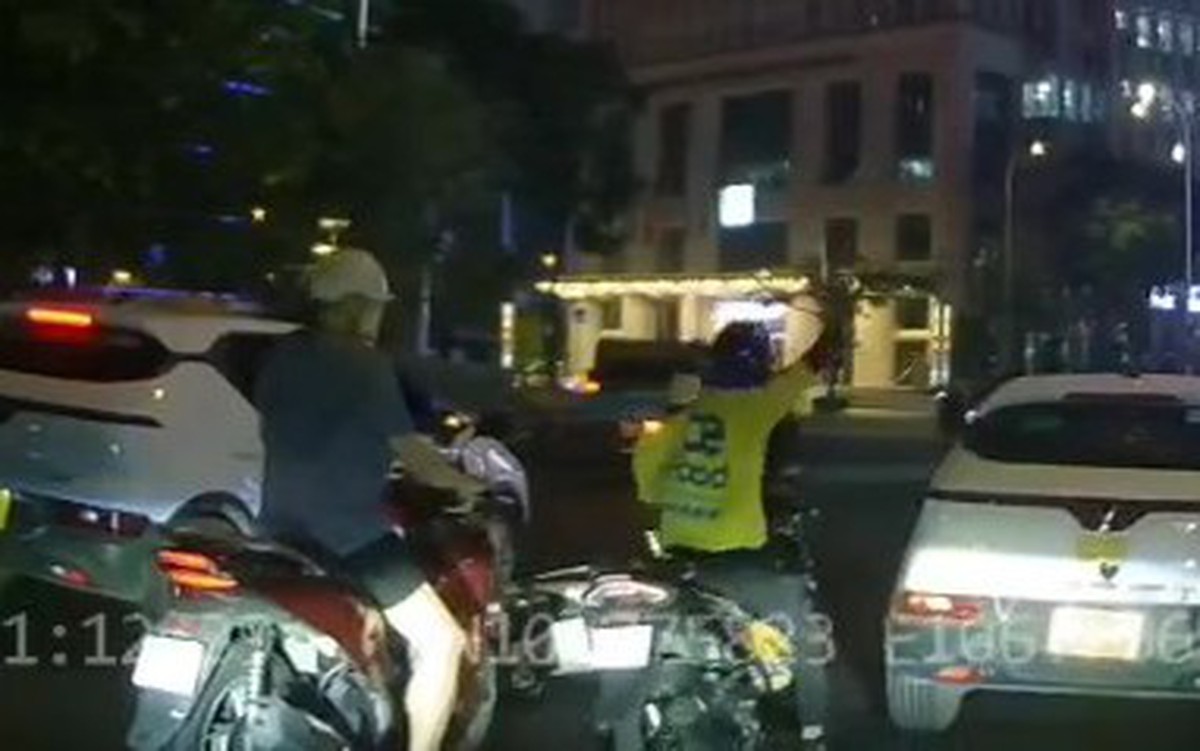 Xác minh clip người mặc áo xe ôm công nghệ cầm 'gậy 3 khúc' đánh người đi đường ở phường Sài Gòn