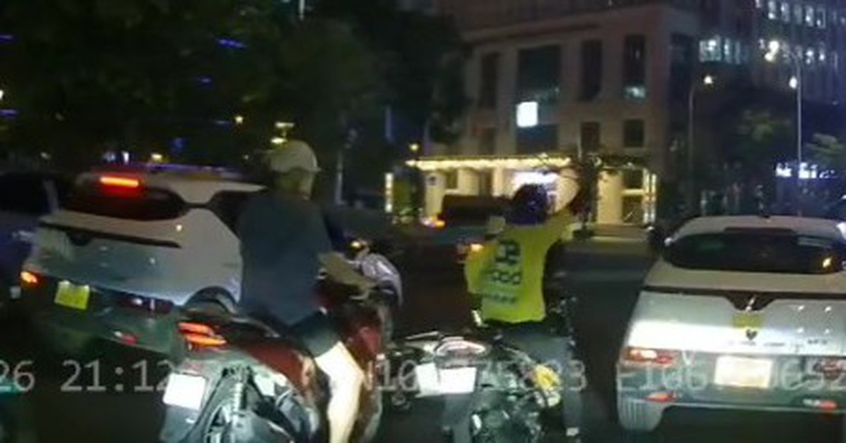 Xác minh clip người mặc áo xe ôm công nghệ cầm 'gậy 3 khúc' đánh người đi đường ở phường Sài Gòn