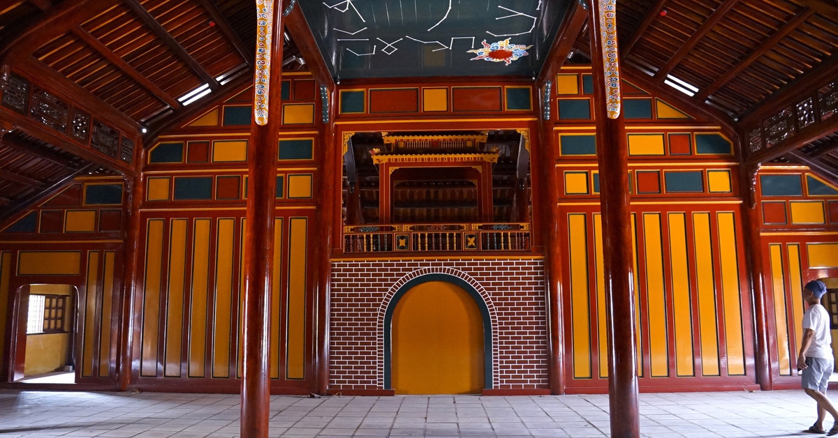 Nhà hát cung đình độc đáo nhất Việt Nam đang bị trùng tu ra sao?