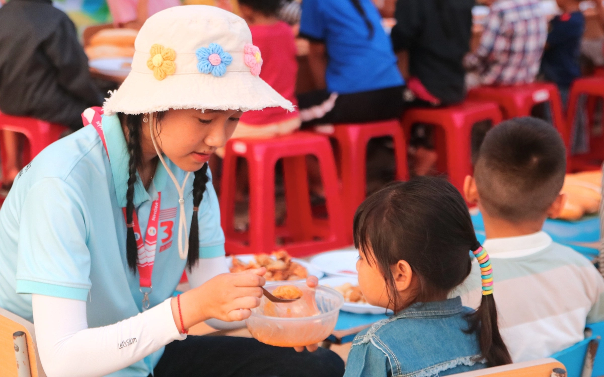 Vượt nắng gắt, hàng chục người trẻ mang ánh sáng lên Sông Y