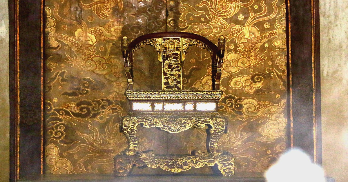 Gần một năm bị bẻ gãy, bảo vật quốc gia ngai vàng triều Nguyễn giờ ra sao?