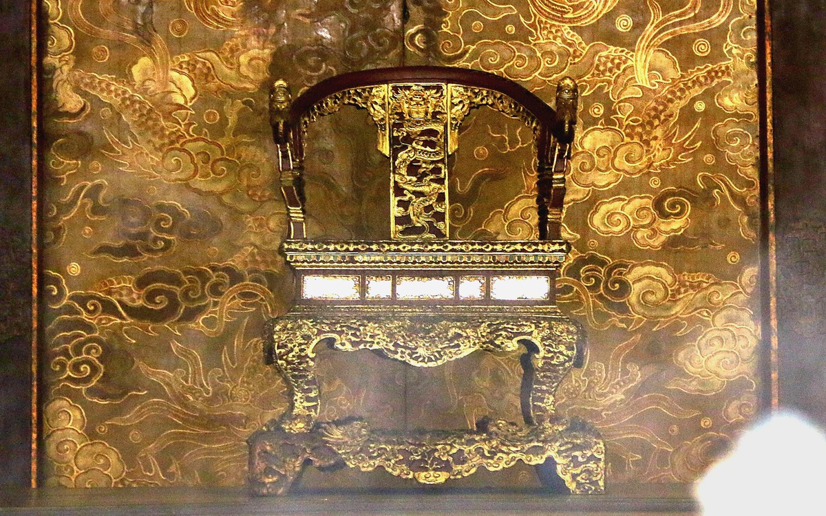 Gần một năm bị bẻ gãy, bảo vật quốc gia ngai vàng triều Nguyễn giờ ra sao?