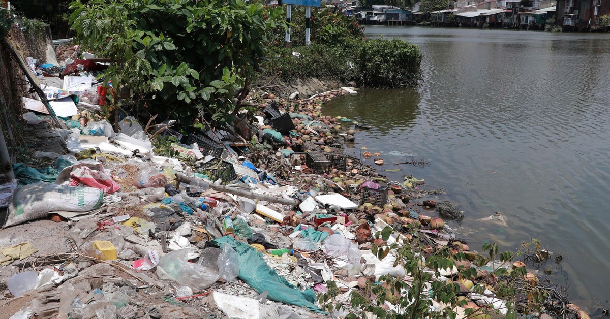 Rác thải tràn lan ở phường Tân Hưng: người dân nói hôi thối, phường sẽ ra quân dọn dẹp