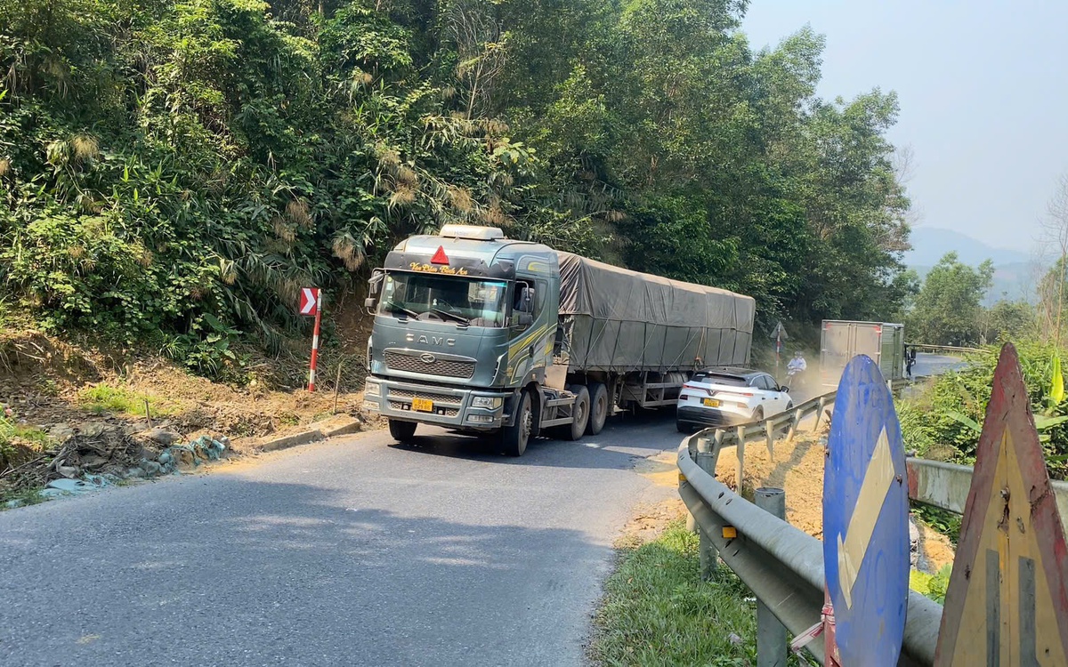 Cấm xe sơ mi rơ moóc chạy ban ngày trên một đoạn quốc lộ 49 ở Huế