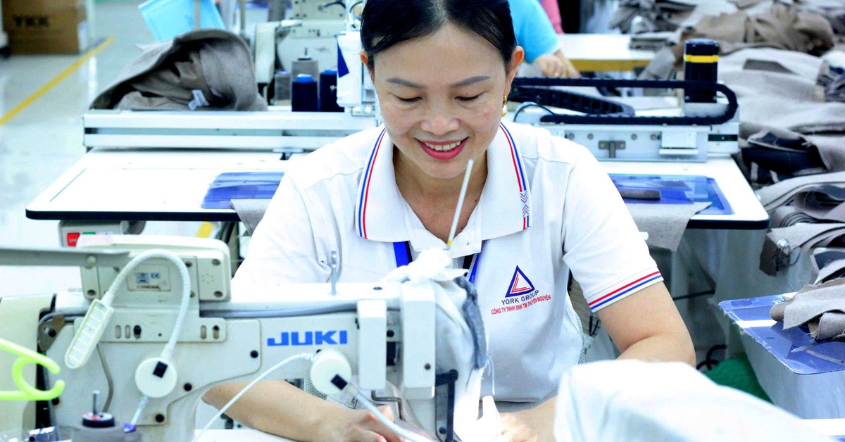 Một công ty ở Quảng Ngãi hỗ trợ tiền xăng cho 1.300 công nhân