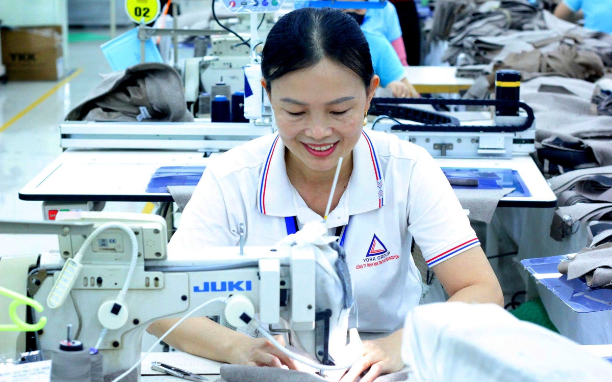 Một công ty ở Quảng Ngãi hỗ trợ tiền xăng cho 1.300 công nhân