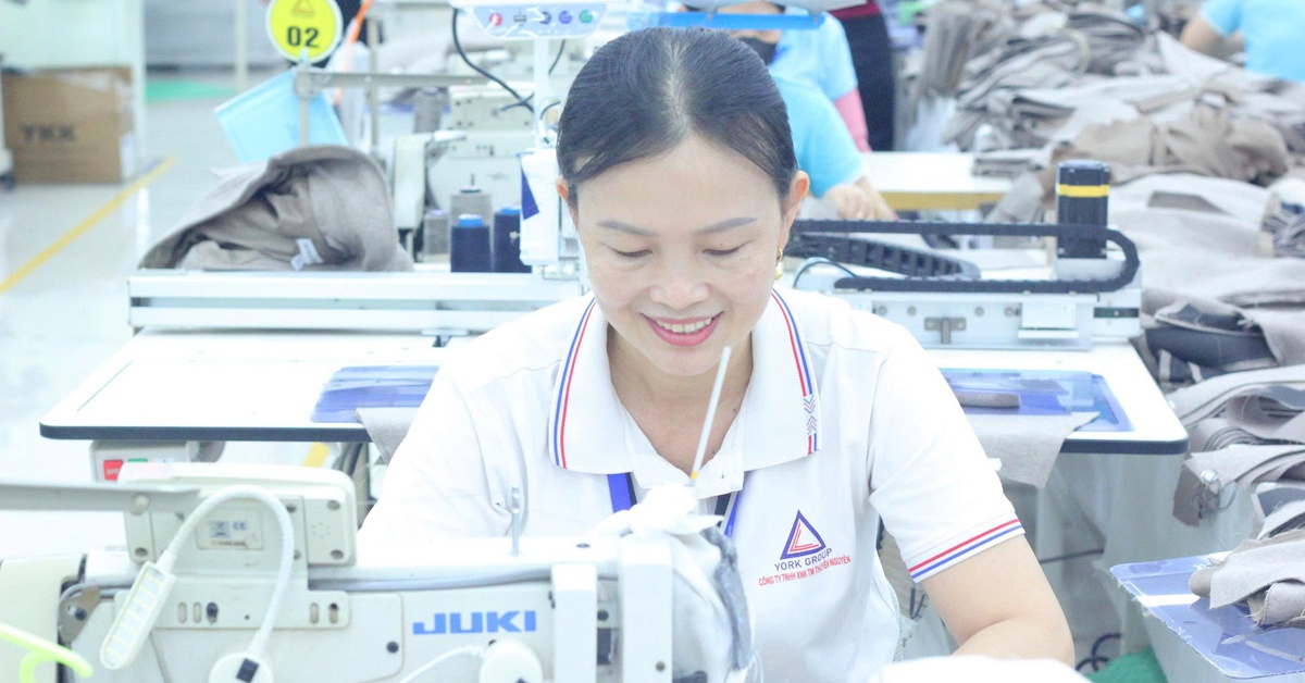 Một công ty ở Quảng Ngãi hỗ trợ tiền xăng cho 1.300 công nhân