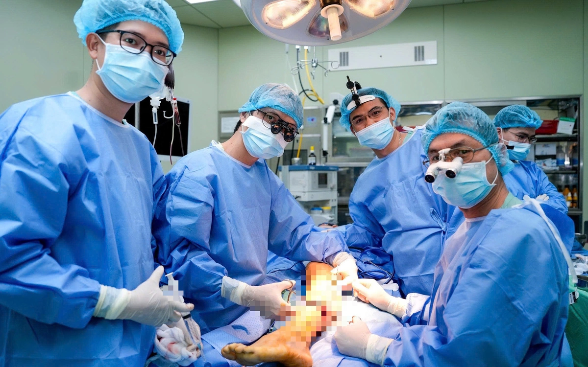 Lấy xương mác ở cẳng chân để ghép lên vùng hàm cho bệnh nhân ung thư xương