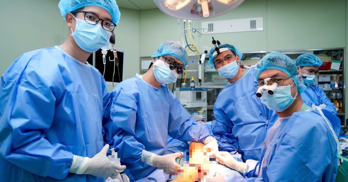 Lấy xương mác ở cẳng chân để ghép lên vùng hàm cho bệnh nhân ung thư xương