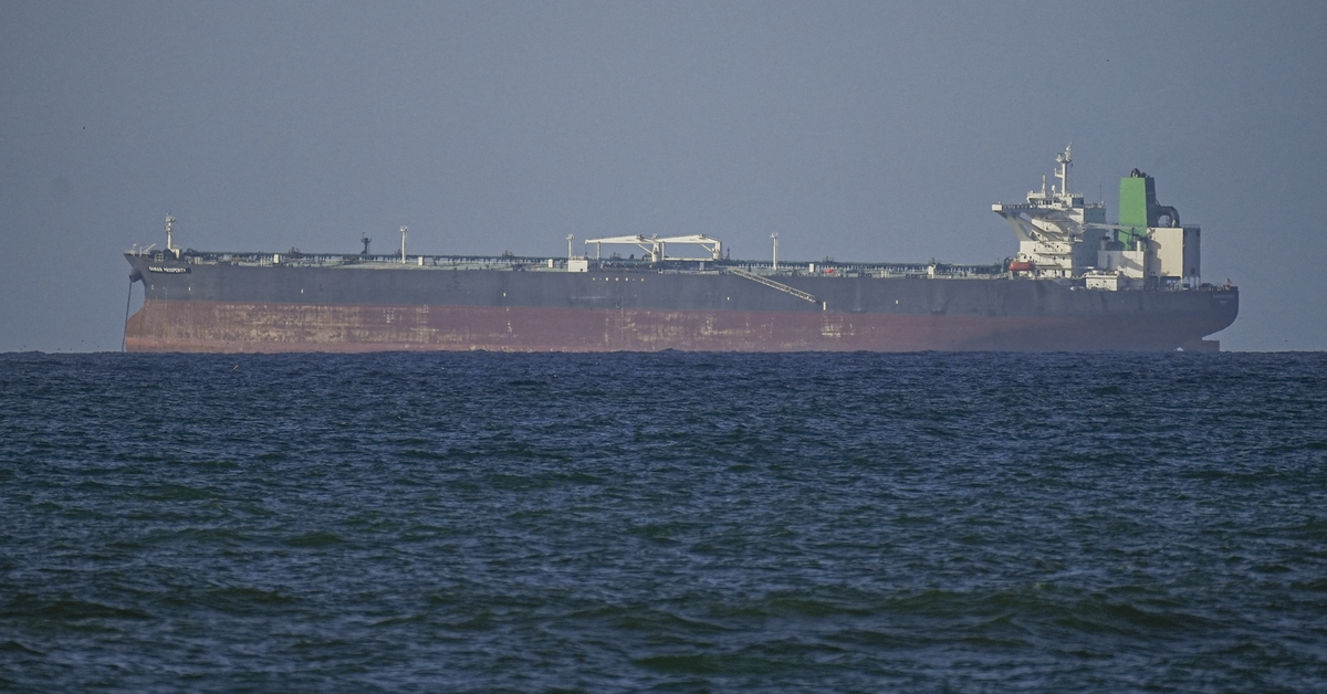 Tin tức thế giới 10-4: Ông Trump nói dầu sẽ sớm qua eo biển Hormuz; Nga ngừng bắn 32 giờ
