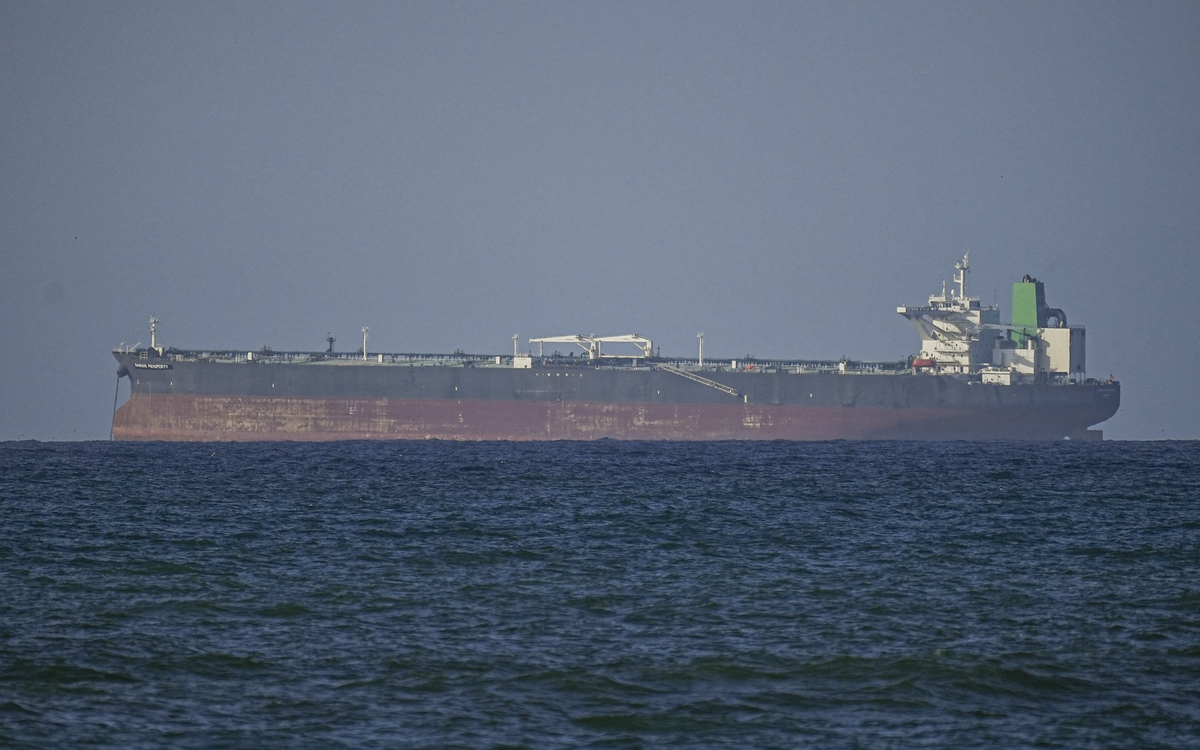 Tin tức thế giới 10-4: Ông Trump nói dầu sẽ sớm qua eo biển Hormuz; Nga ngừng bắn 32 giờ