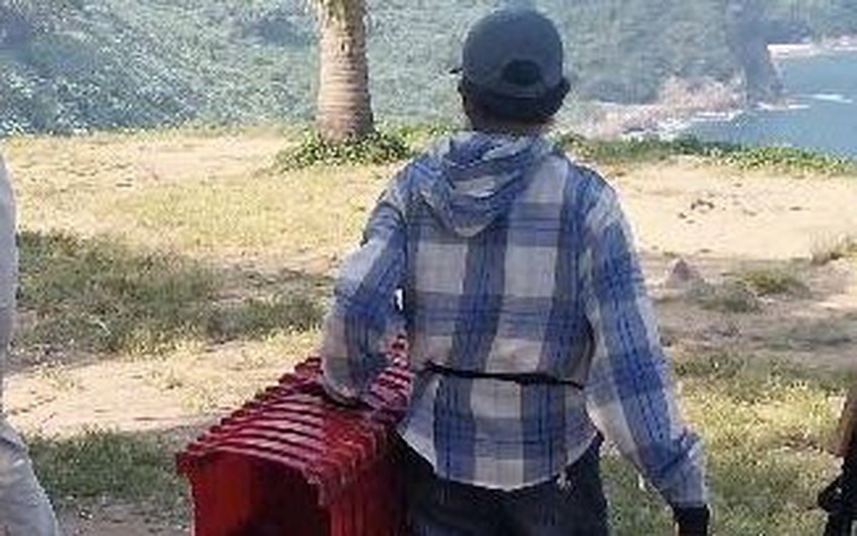 Người phụ nữ ném ghế xuống vực ở bán đảo Sơn Trà do lo sợ bị thu giữ đồ vật