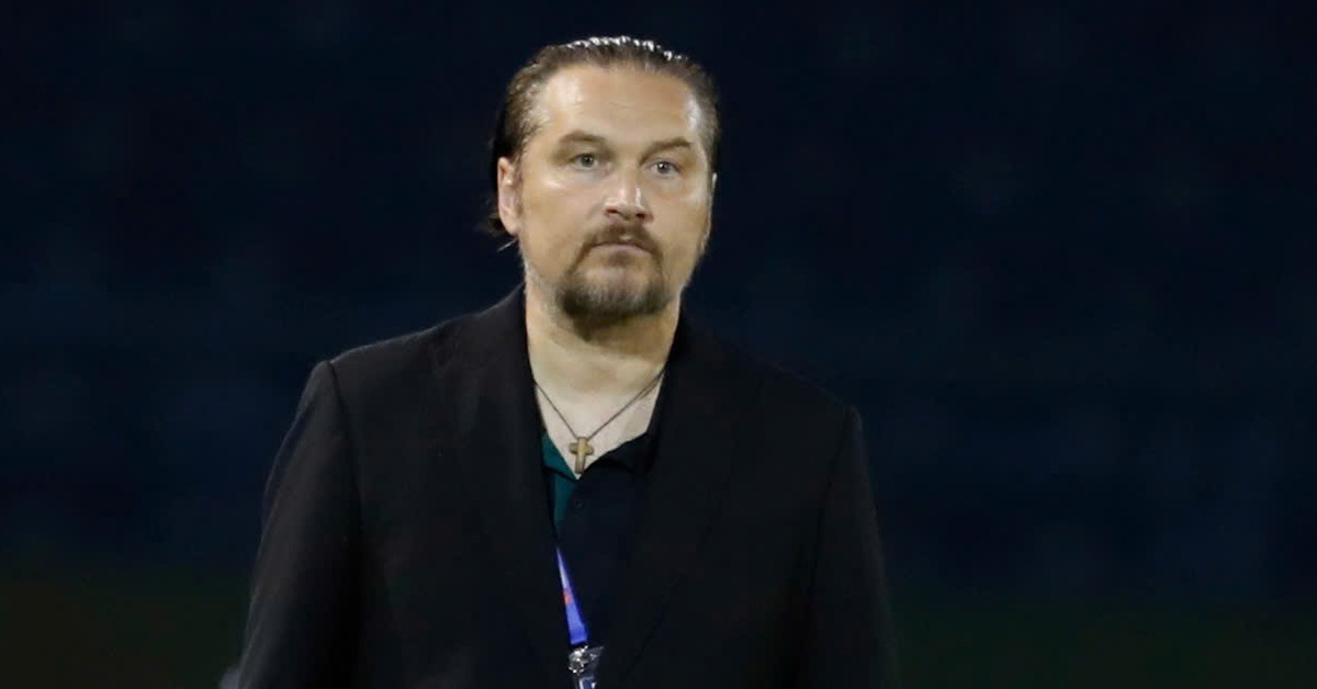 HLV Popov thoát án sau 'lời khen' trọng tài FIFA là 'sát thủ'