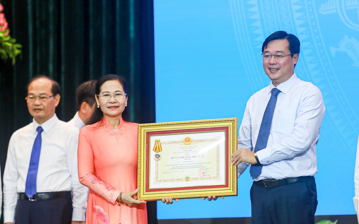 TP.HCM trao 87 huân chương lao động cấp Nhà nước, 25 cờ thi đua tại hội nghị yêu nước