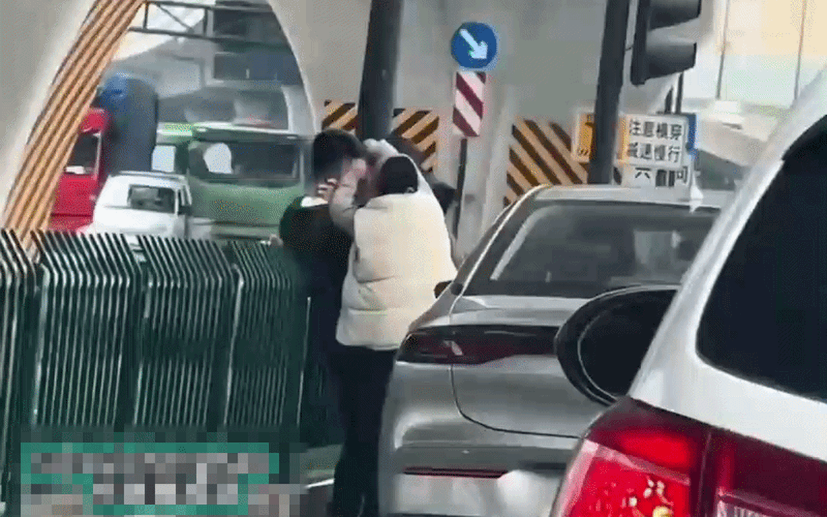 Cãi vã sau va chạm, tài xế bất ngờ ôm hôn đối phương, dân mạng bối rối theo: 'Chiêu này khó phòng'