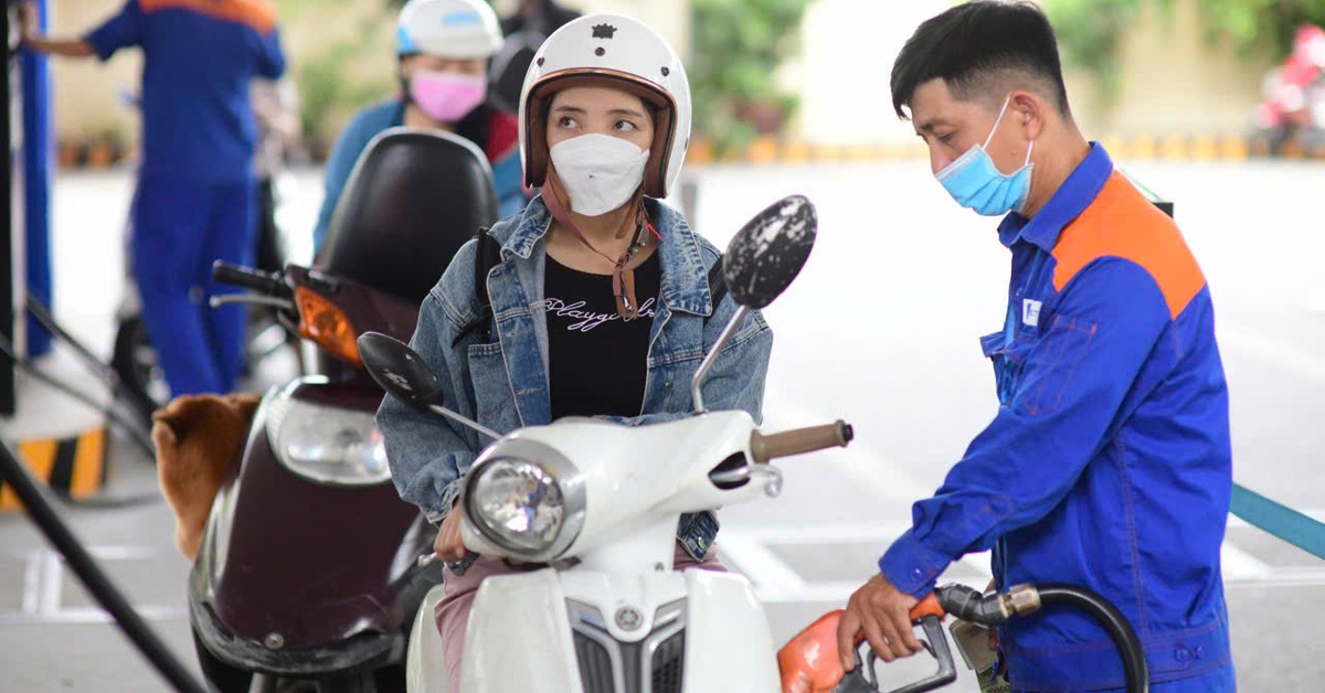 Bộ Công Thương lý giải vì sao giá xăng dầu điều chỉnh lúc nửa đêm