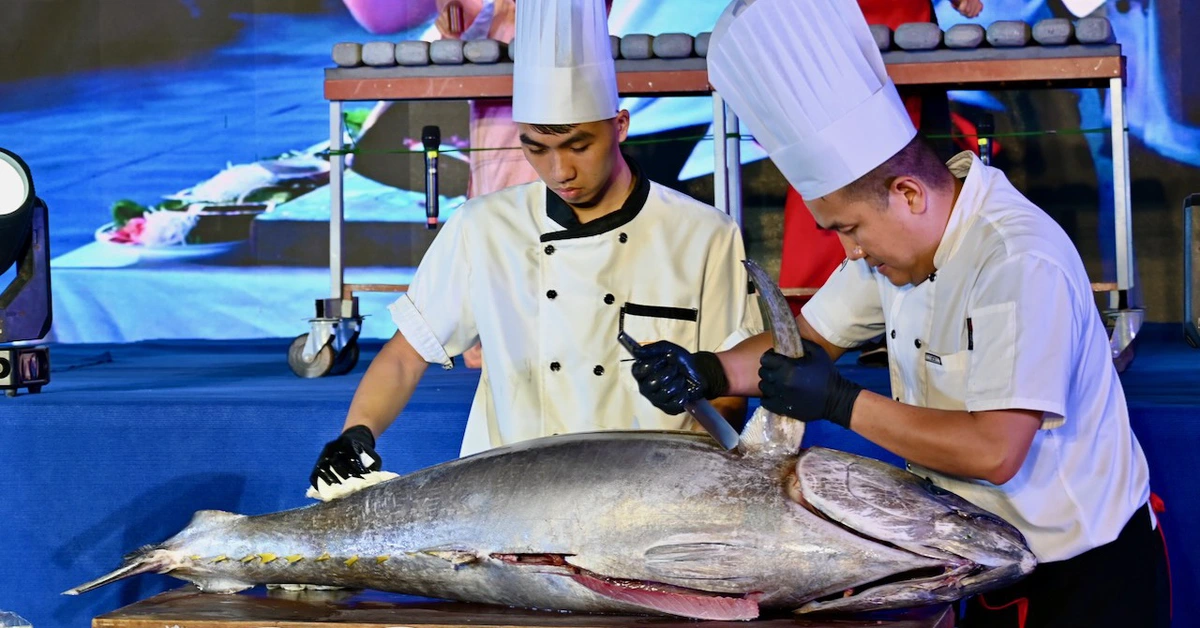 Khách Tây, khách ta thích thú xem phi lê cá ngừ, ăn sashimi thoải mái