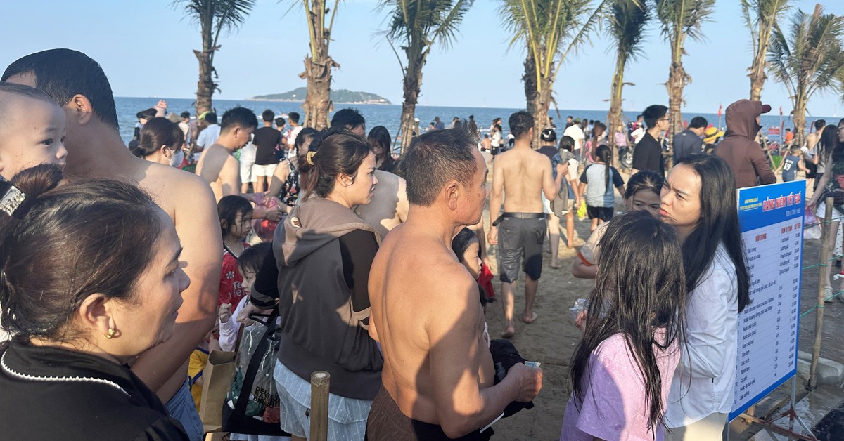 Điểm tắm nước ngọt ở biển Cửa Lò quá tải, du khách chen chúc