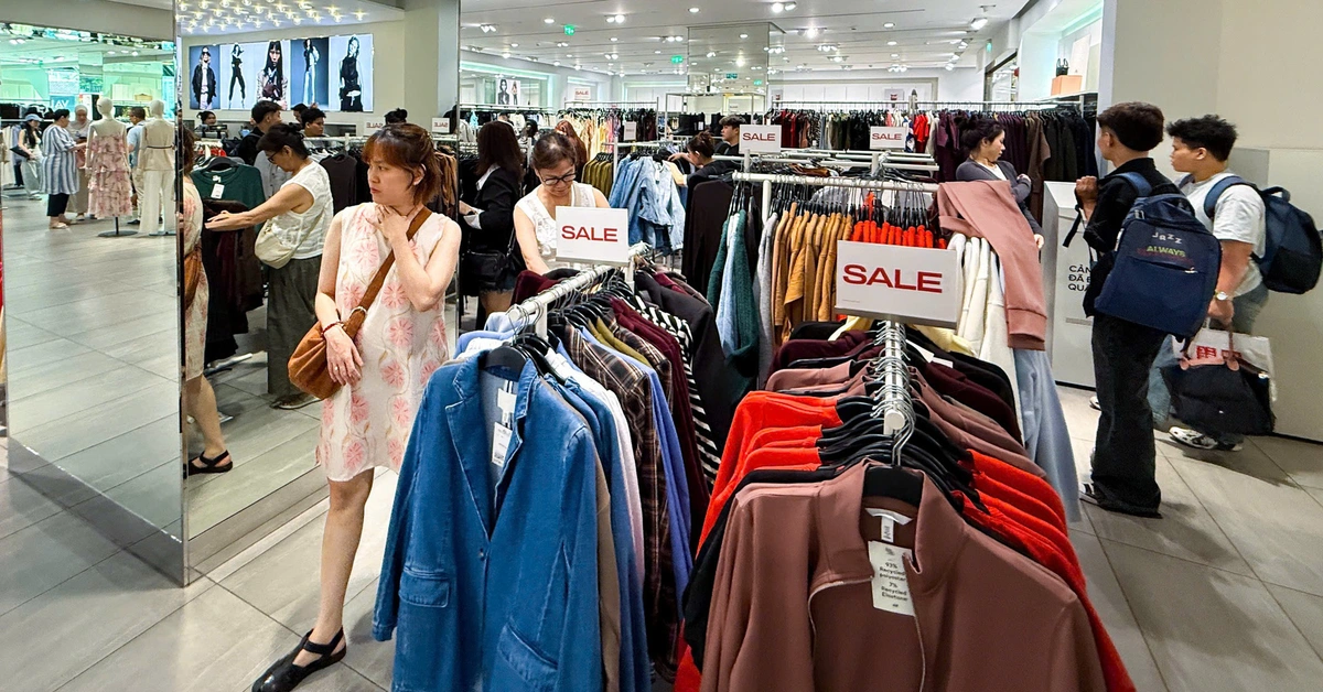 Dịp lễ 30-4: người dân TP.HCM không đi xa, dành tiền vào trung tâm thương mại 'săn sale'