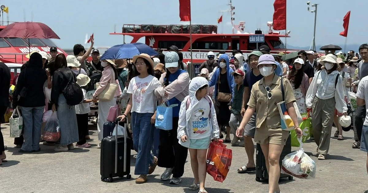 Cô Tô ‘hot’ dịp lễ 30-4, du khách ùn ùn lên tàu ra đảo